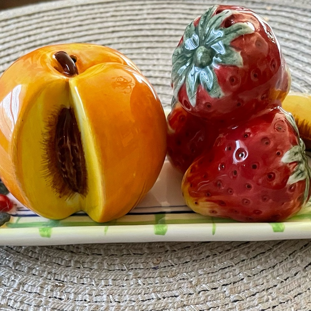 Vintage Bella Casa By Ganz 3 Piece Set. Fruit Salt and Pepper Shakers - Picture 5 of 6